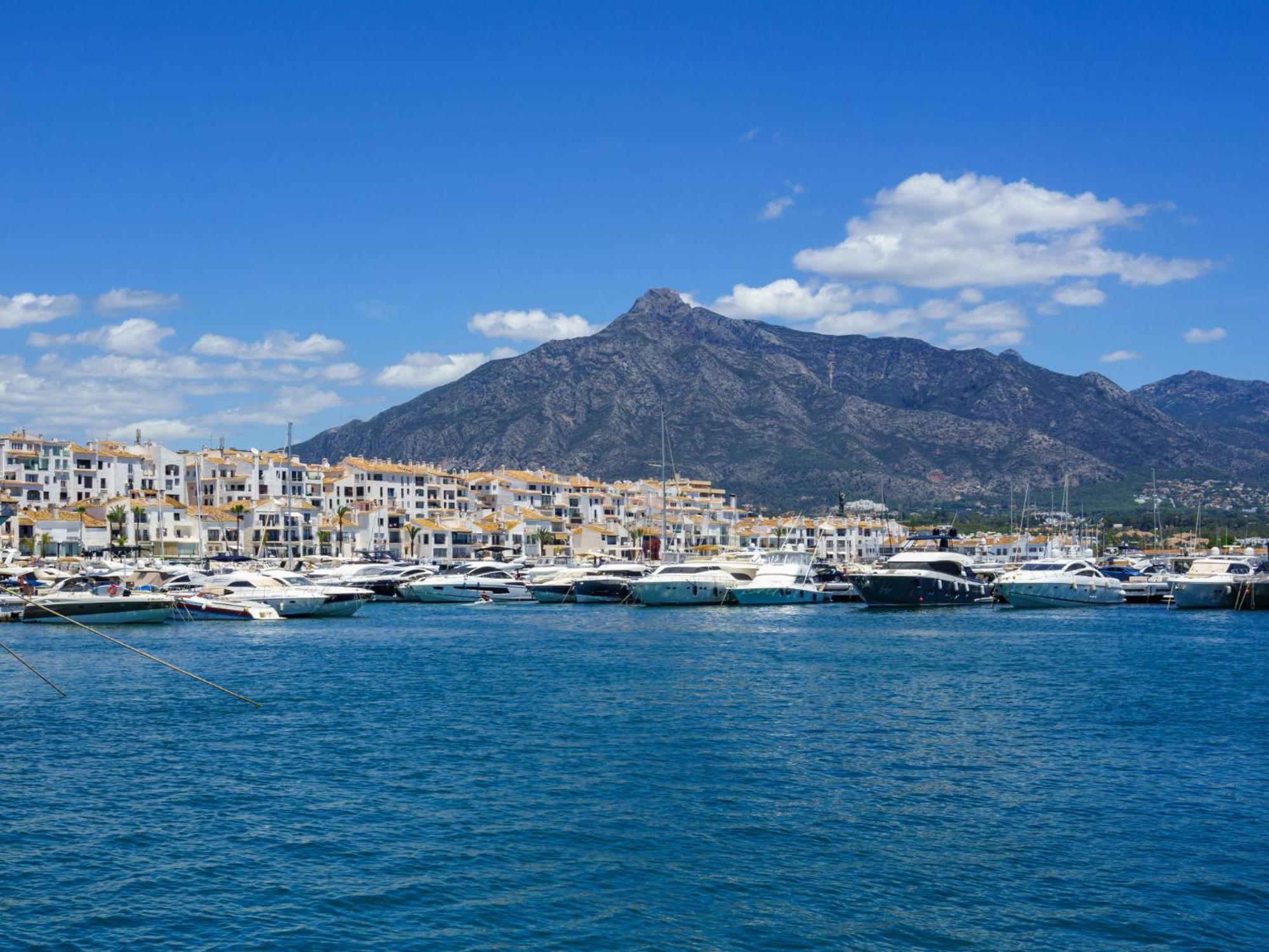 Caracas De By Interhome Marbella